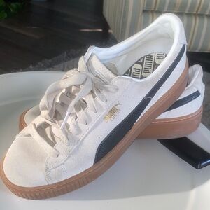 Puma Suede Platform Core women's sneakers, in the "Whisper White/Black" colorway